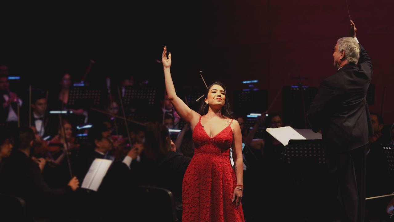 $!La soprano Penélope Luna deleitó a los presentes con su voz.