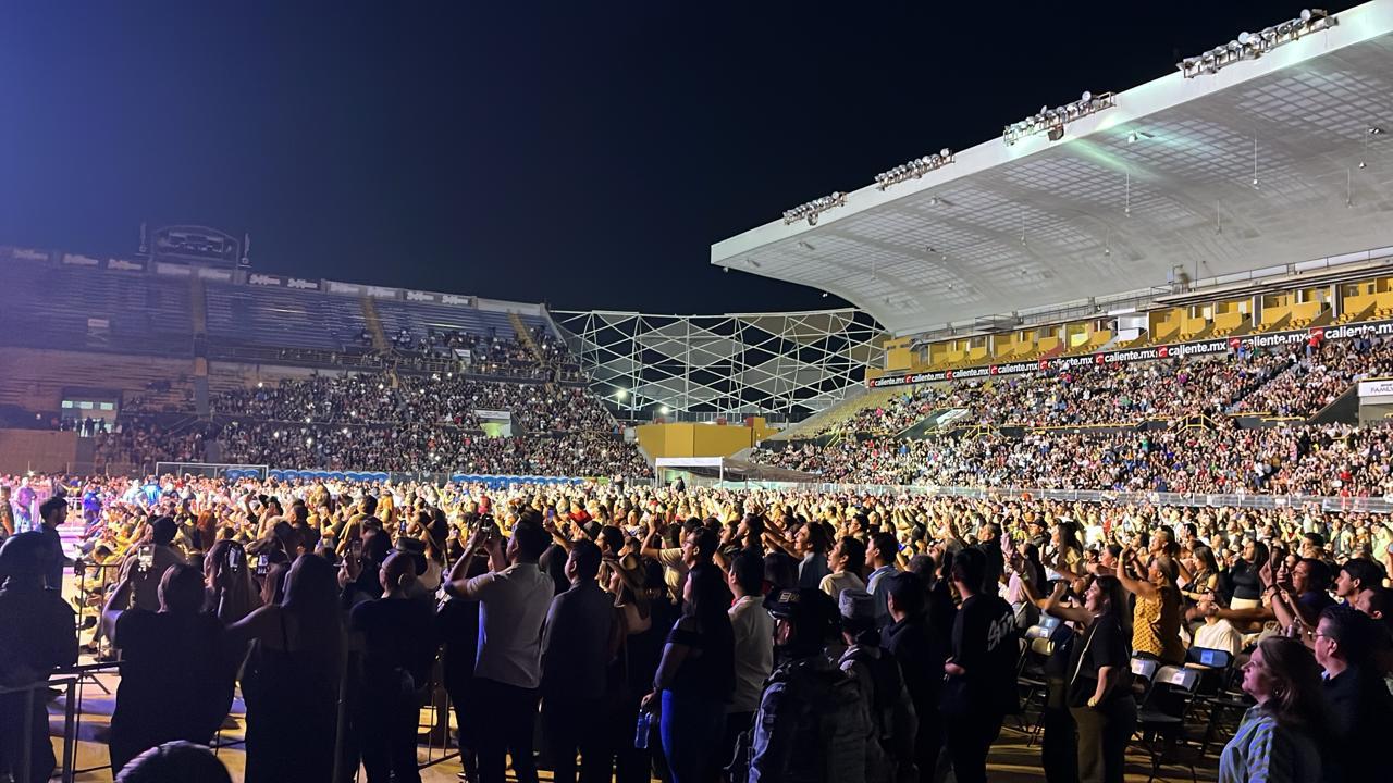 $!Más de 16 mil personas acuden al concierto gratuito de la banda mazatleca.