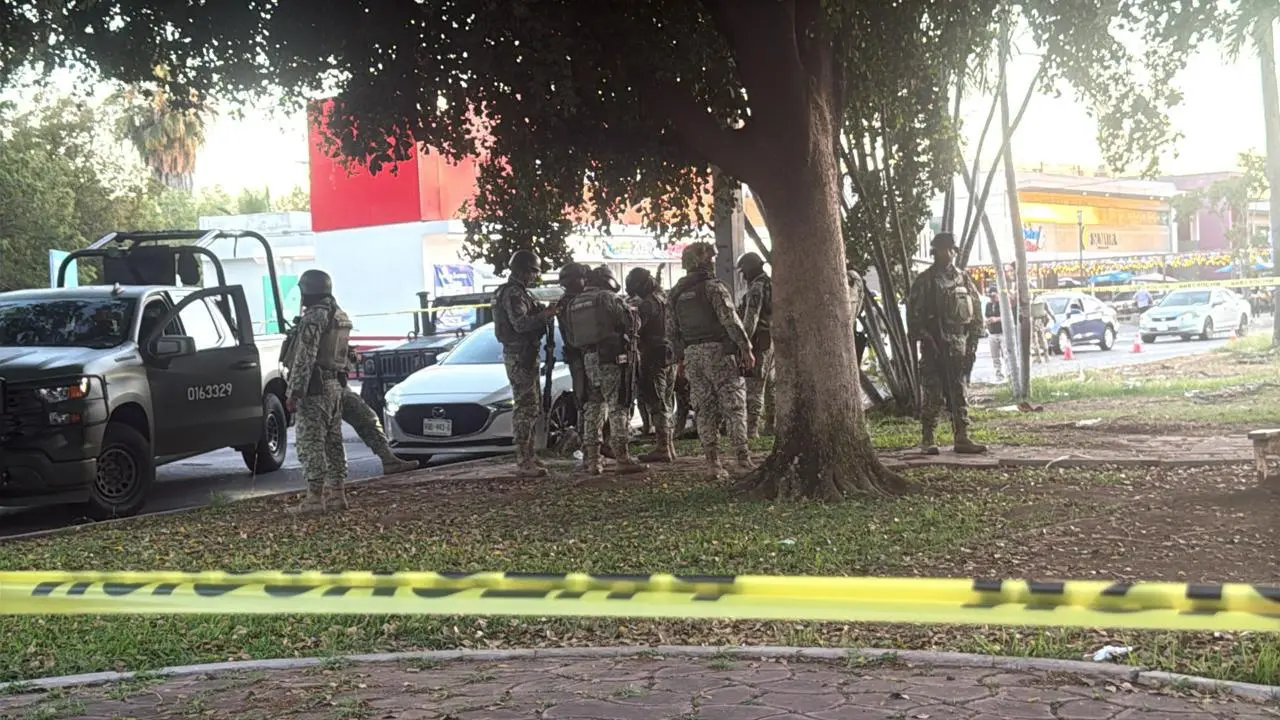 $!Persecución en Tres Ríos deja vehículo abandonado y armas aseguradas en Culiacán