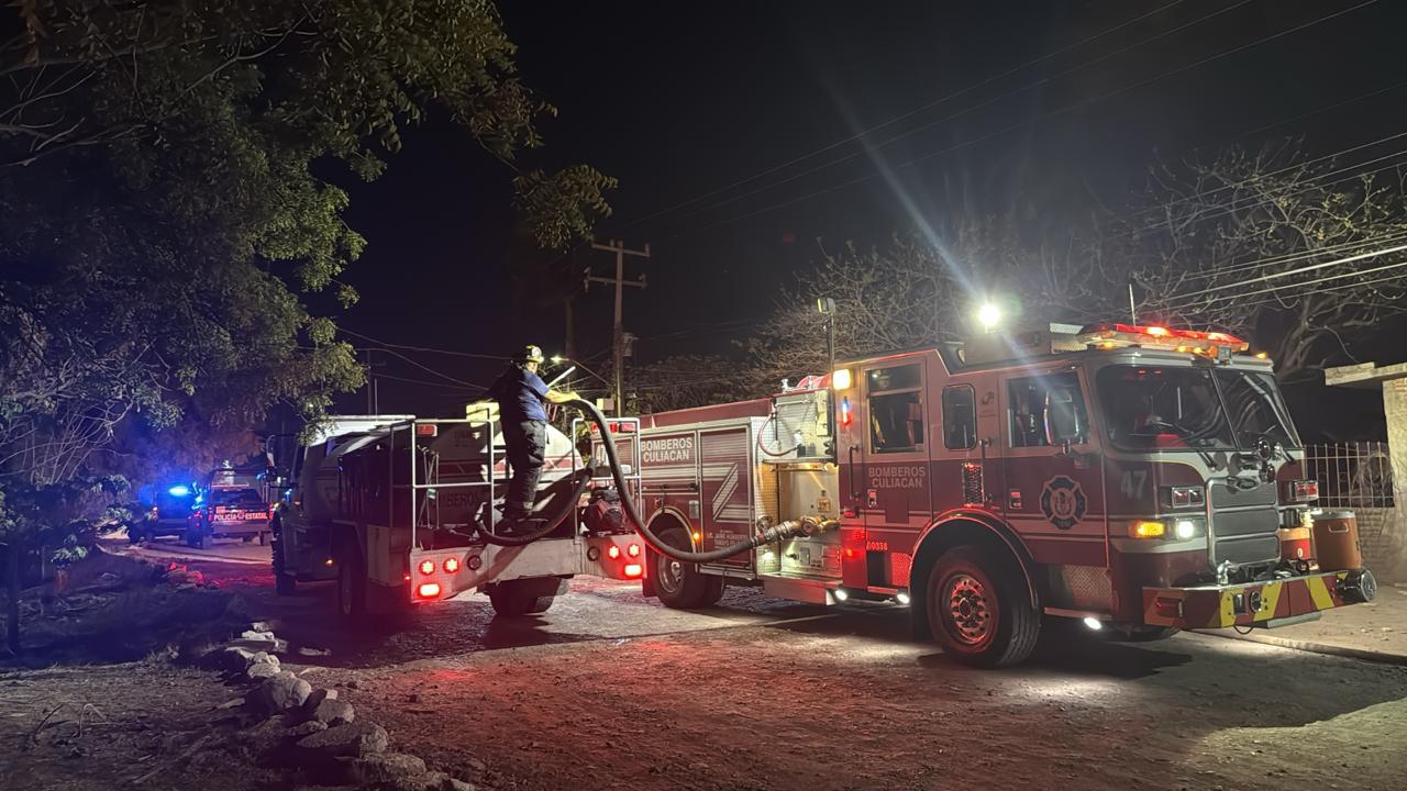 $!Incendio consume vivienda de lámina en la colonia Juntas del Humaya, en Culiacán