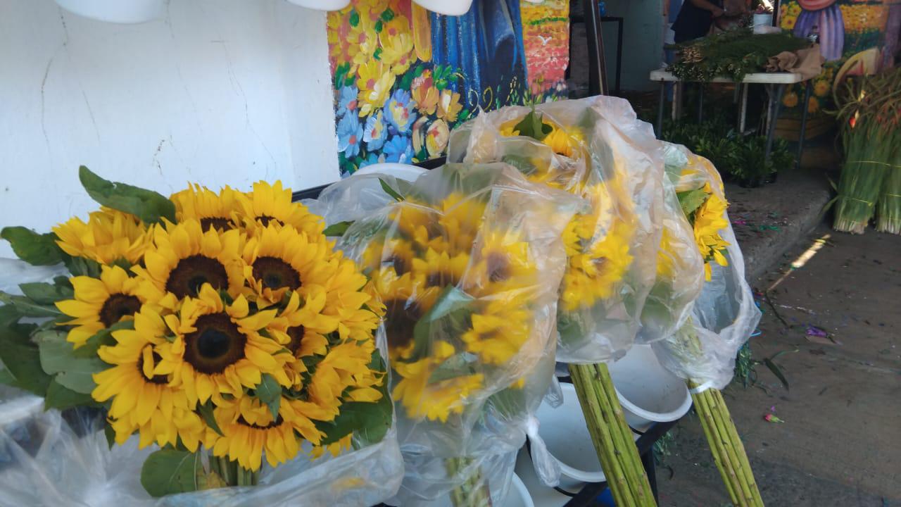 $!Mercado de las Flores en Mazatlán enfrenta retrasos previo al Día de Muertos