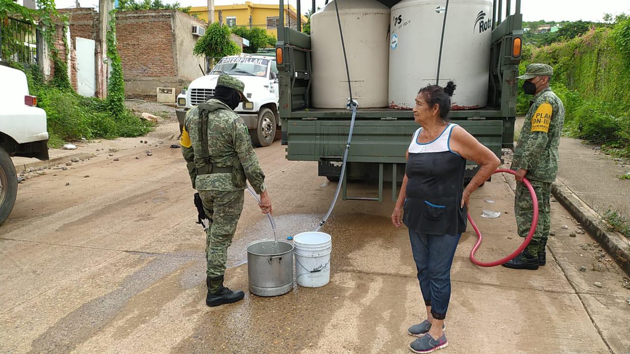 $!Ejército ‘deja las armas’ para llenar baldes, cubetas, garrafones y hasta ollas por la falta de agua en Mazatlán