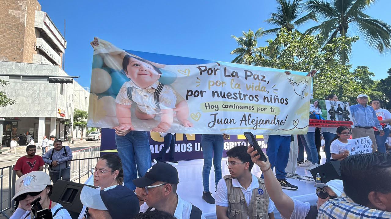 $!‘Es un dolor que ni a mi peor enemigo se lo puedo desear’: madre de bebé asesinado en ataque marcha por la paz