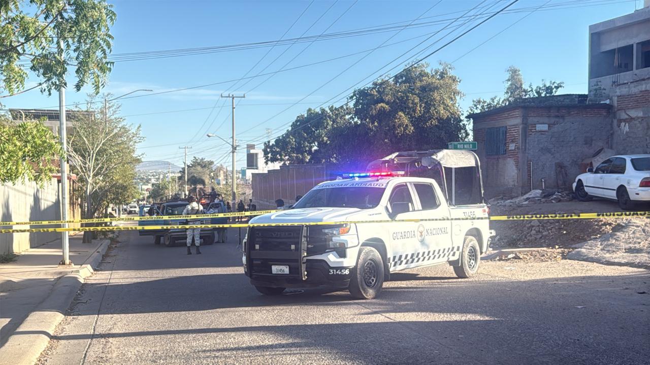 $!Asesinan a un joven dentro de camioneta en la colonia Loma de Tamazula, en Culiacán; otros dos hombres resultan heridos