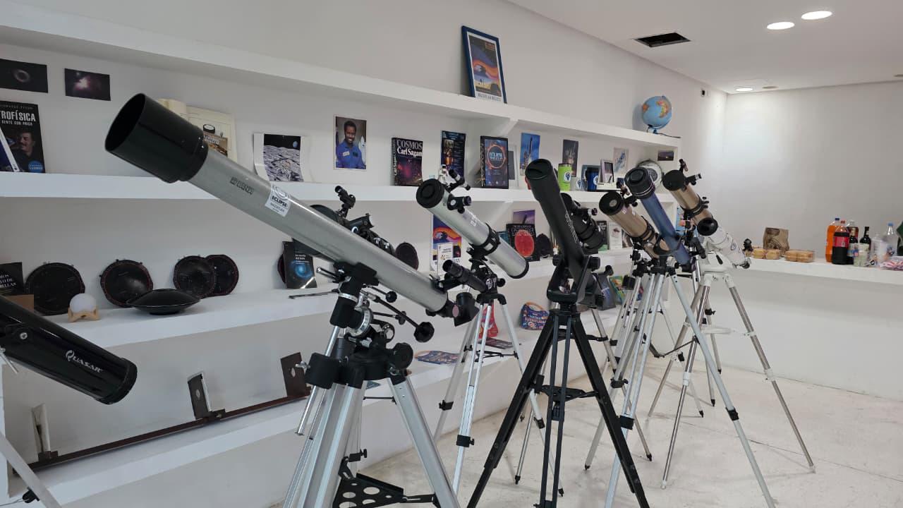 $!A través de telescopios pudieron observar el universo.