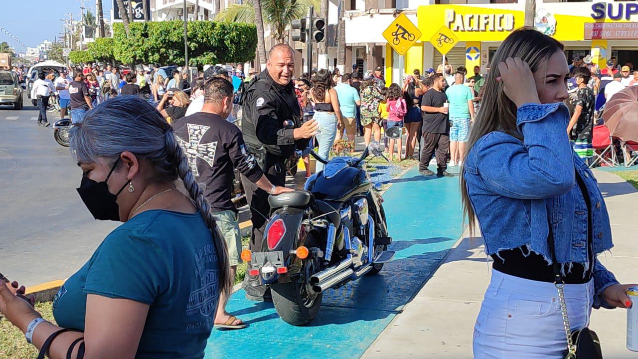 $!Vibran las motos en desfile por el malecón de Mazatlán