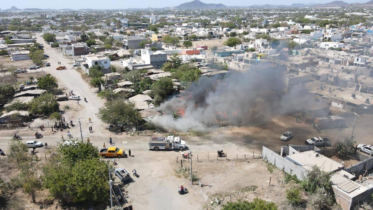 $!Cinco familias pierden sus viviendas de lámina y madera tras incendio en invasión Jaripillo, en Mazatlán