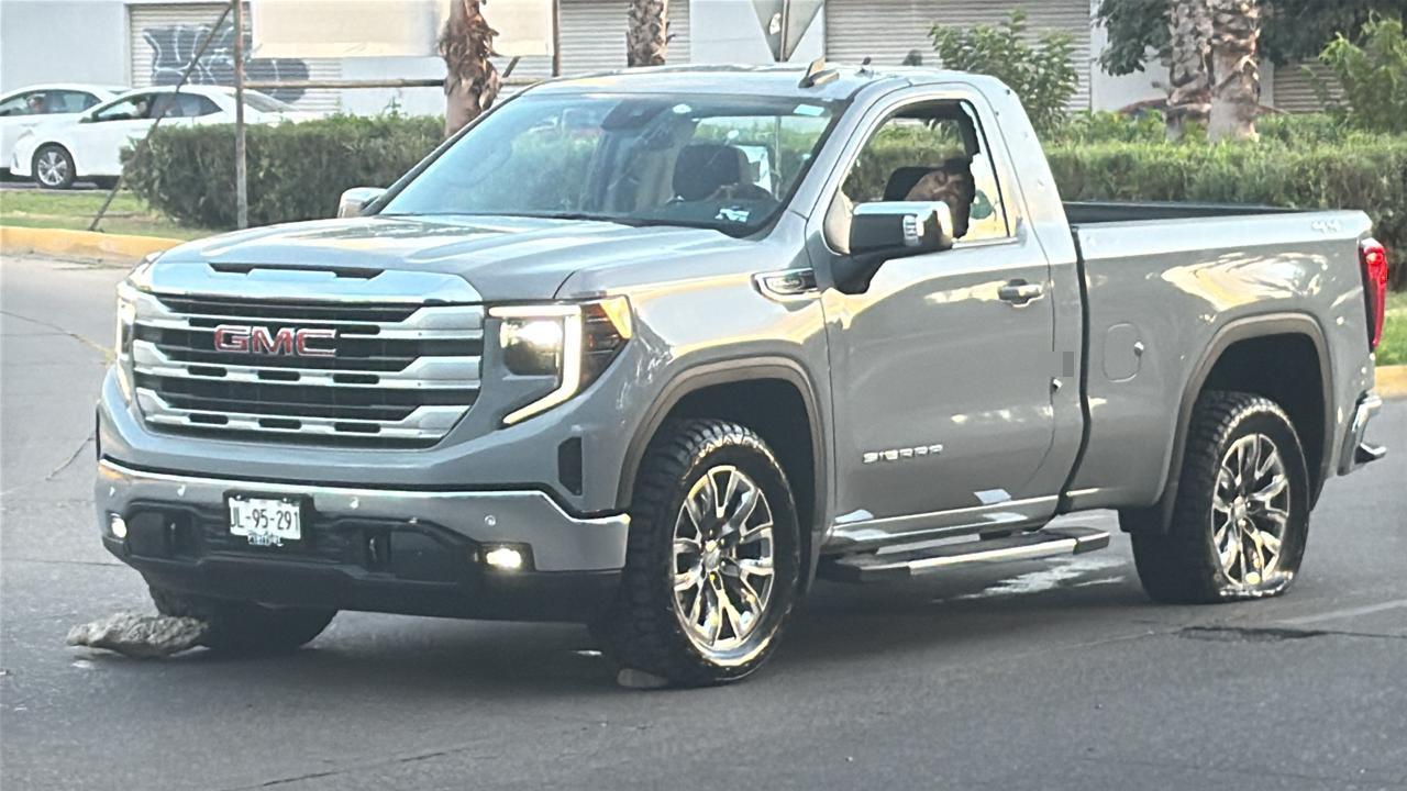 $!Persiguen y asesinan a dos jóvenes hombres en el sector Tres Ríos de Culiacán