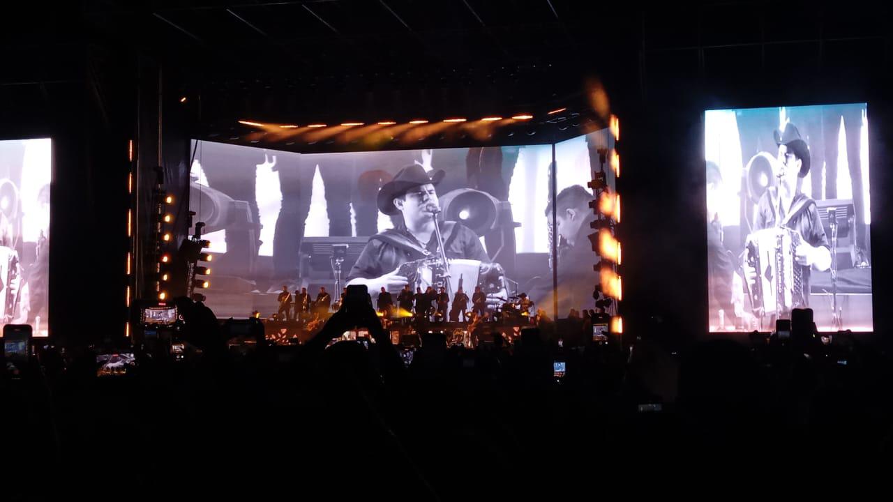$!Miles de fans acuden al concierto del sonorense.