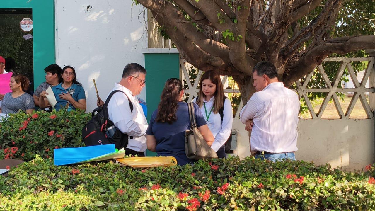 $!Usuarios de CFE mantienen tomada oficina en Rosario por segundo día e impiden acceso a personal