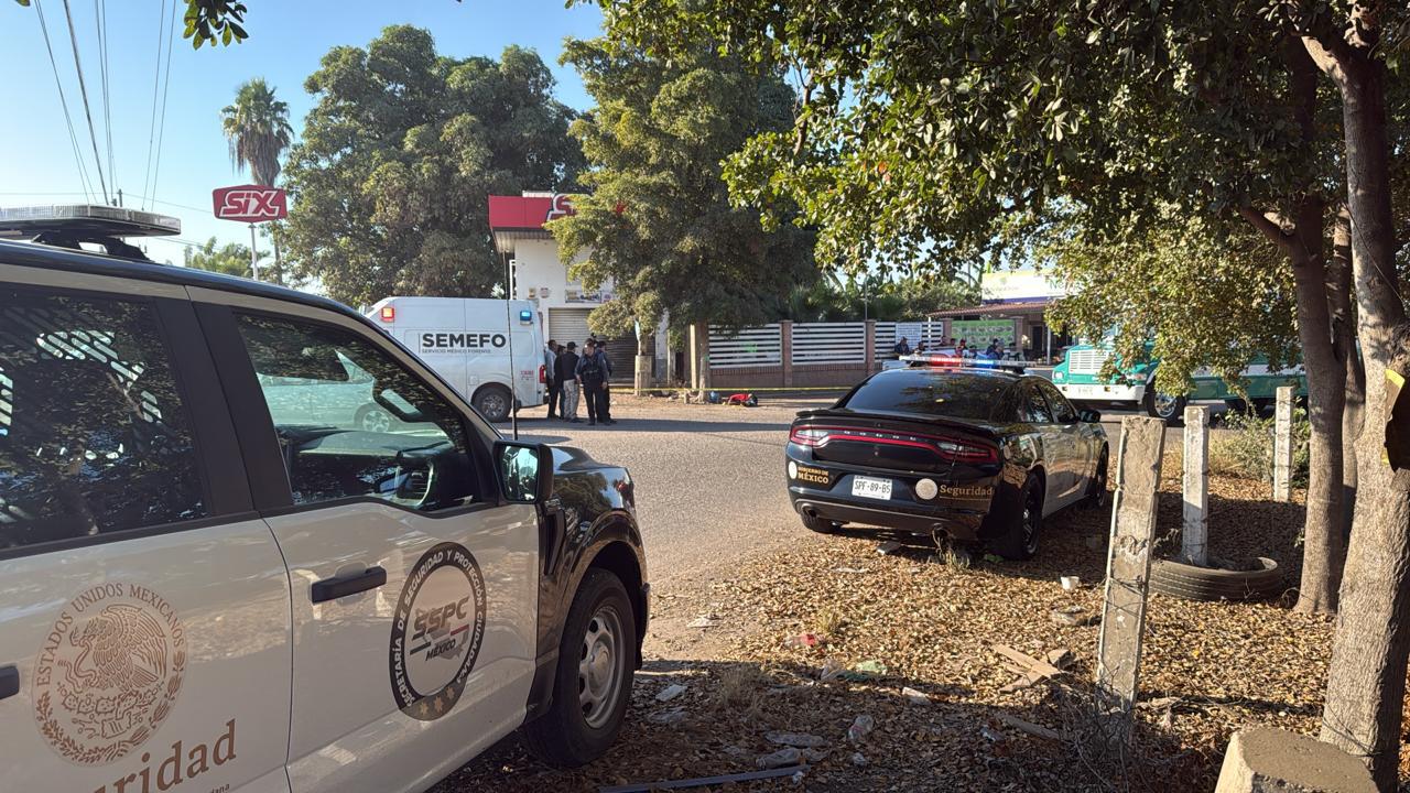 $!Localizan hombre asesinado y con las extremidades amarradas en el entronque con la carretera La 20, al sur de Culiacán