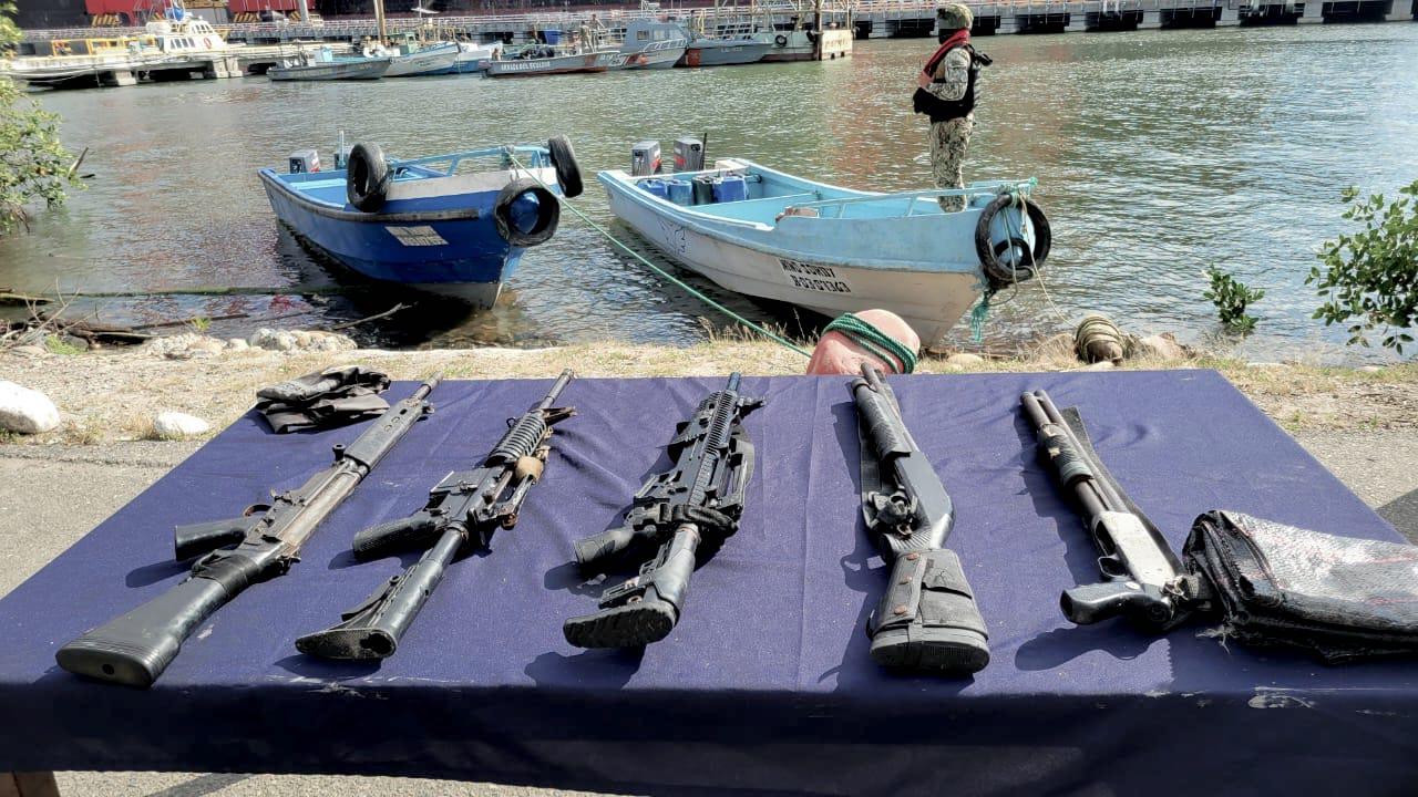 $!Miembros de las Fuerzas Armadas aseguran botes y armamento pesado, en Puerto Bolívar, en junio pasado.