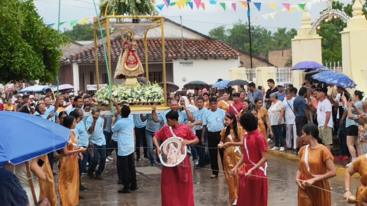 $!Ni la lluvia ‘apagó’ su fe; celebran a la Virgen de Loreto en Cacalotán, en Rosario