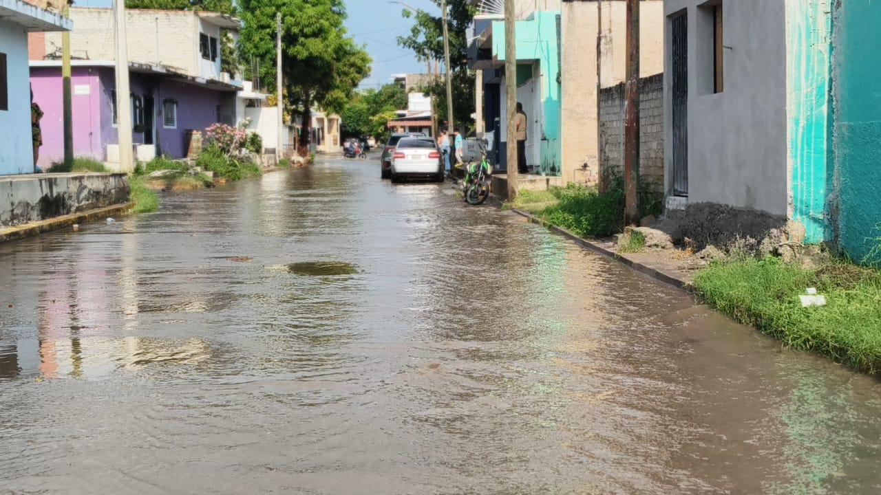 $!Lluvias repentinas dejan encharcamientos en calles y baches en El Rosario