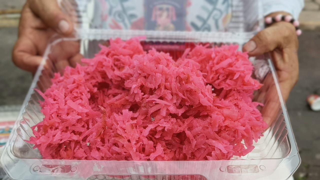 $!María Lucía realiza de forma artesanal cocadas y atole de coco en Chametla