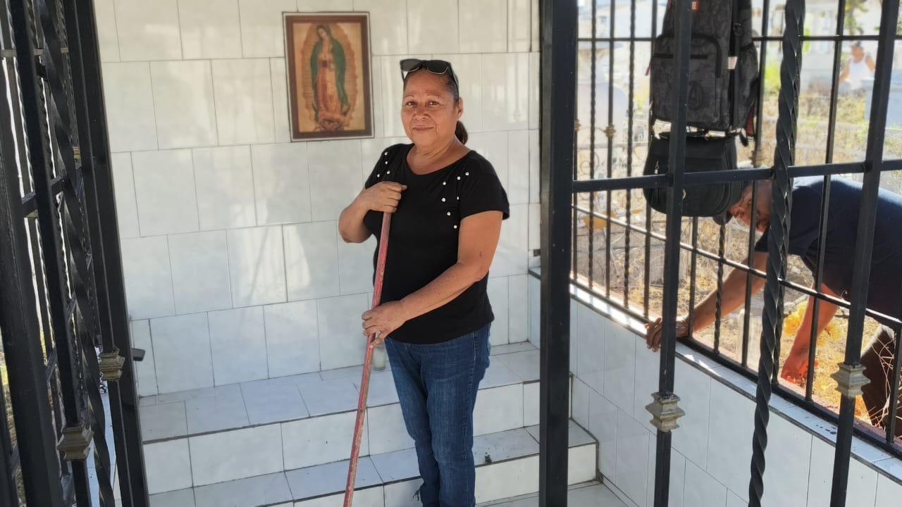 $!Perla busca consuelo al atender la tumba de su madre en Rosario