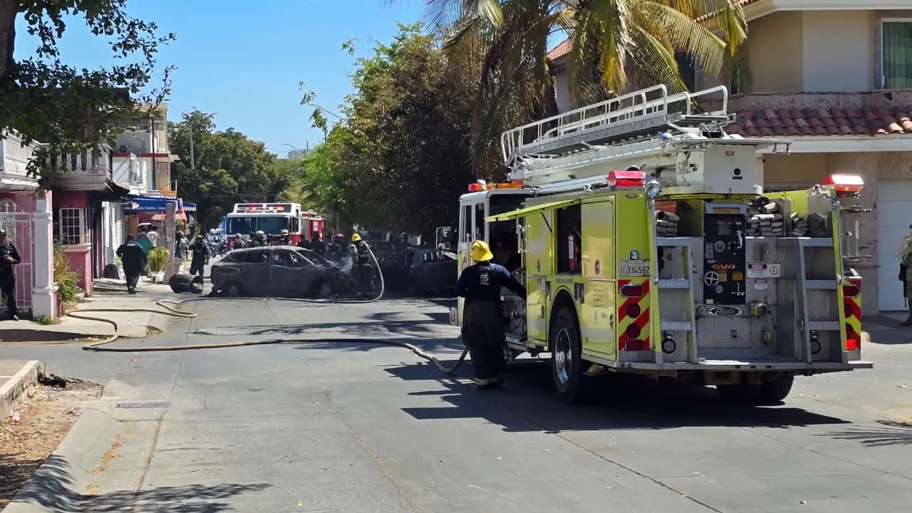 $!Vandalizan e incendian vivienda tras ataque armado en la Colonia Los Almendros, en Culiacán