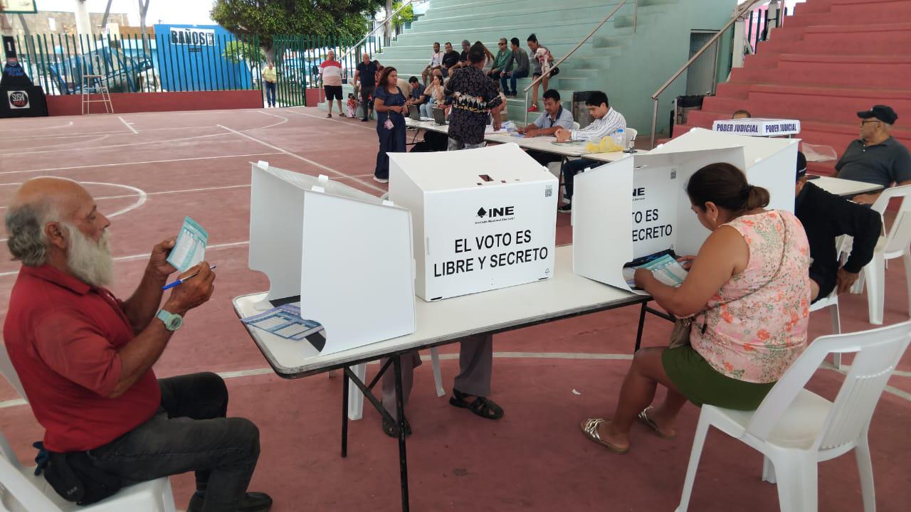 $!Ciudadanos en Mazatlán señalan lentitud en el proceso para emitir su voto