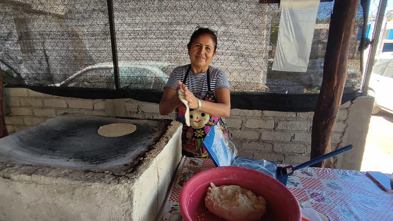 $!Verónica convirtió en oficio las enseñanzas de su madre de realizar tortillas a mano en Rosario