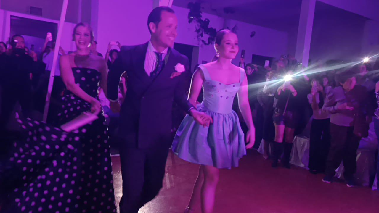 $!Su hermana Rosita Romo y su sobrina Mariana Romo acompañaron al diseñador de modas.