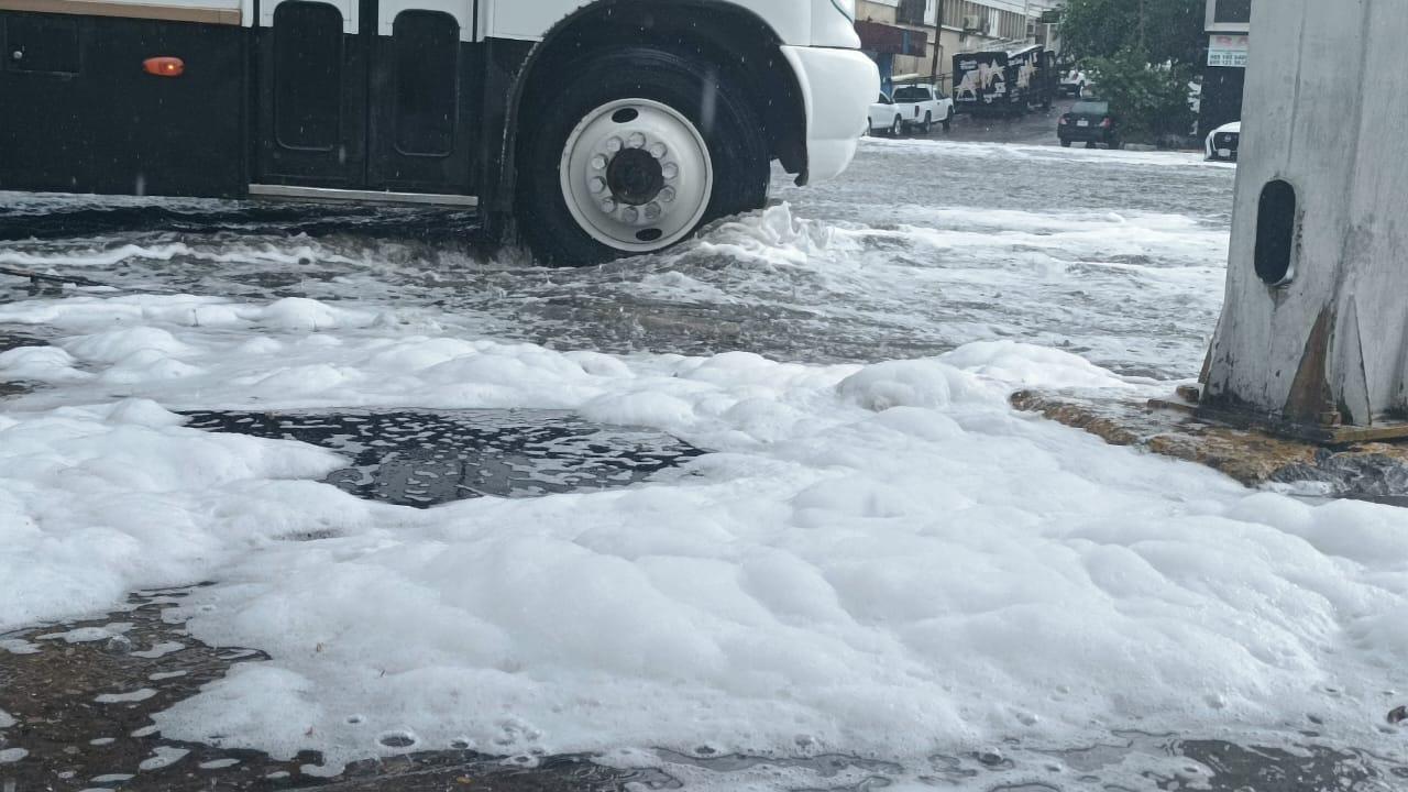 $!Sorprende lluvia y espuma en crucero de la Gutiérrez Nájera, en Mazatlán