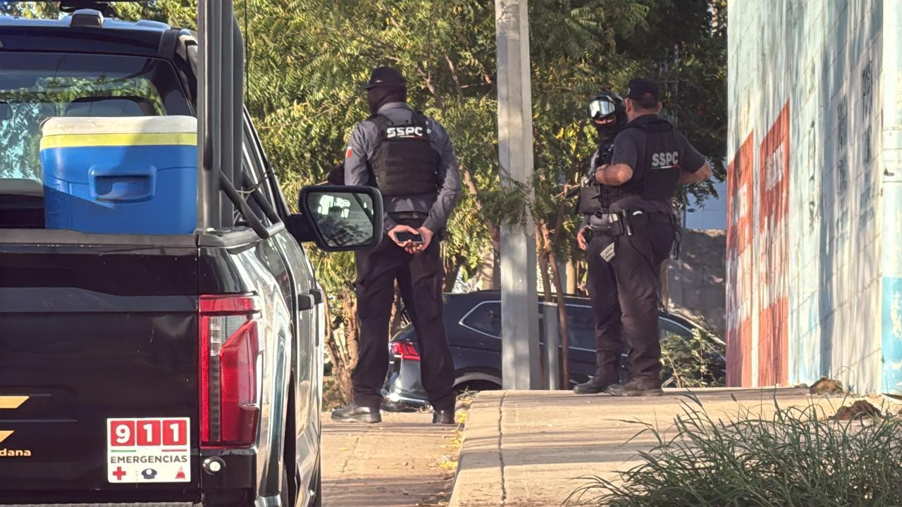 $!Hallan dos hombres asesinados a balazos a espaldas de un supermercado del sector Santa Fe, al norte de Culiacán