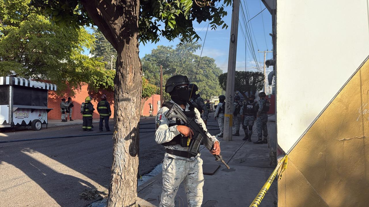 $!Balean e incendian tráiler con maquinas tragamonedas de un casino de Villa Universidad, en Culiacán