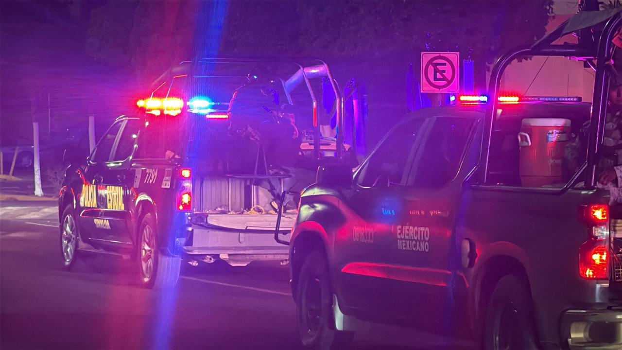 $!Arrolla motociclista a un policía estatal frente a edificio de Fiscalía, en Culiacán; ambos resultan heridos