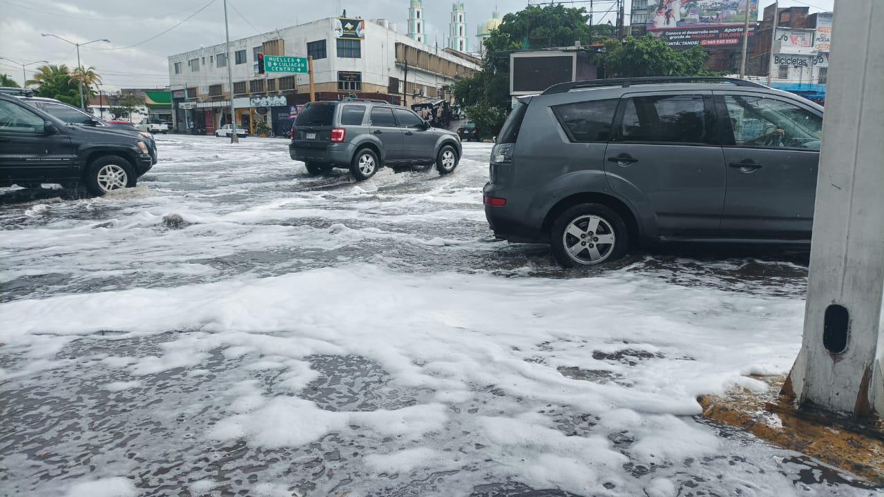 $!Sorprende lluvia y espuma en crucero de la Gutiérrez Nájera, en Mazatlán