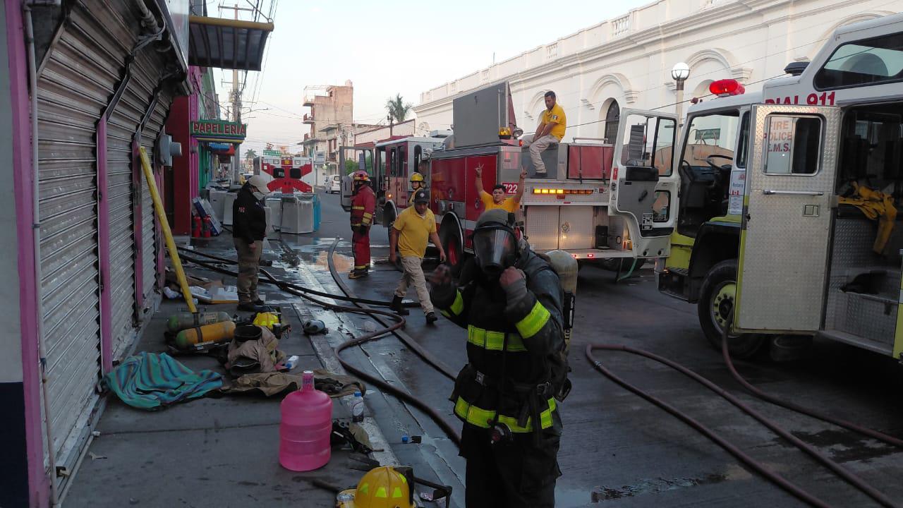 $!Se incendia mueblería en el Centro de Escuinapa