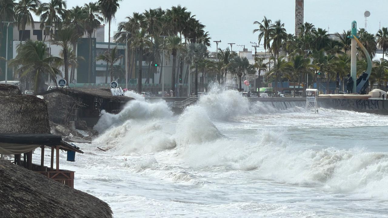 $!Entre daños y rescate de embarcación, persiste fuerte oleaje en Mazatlán