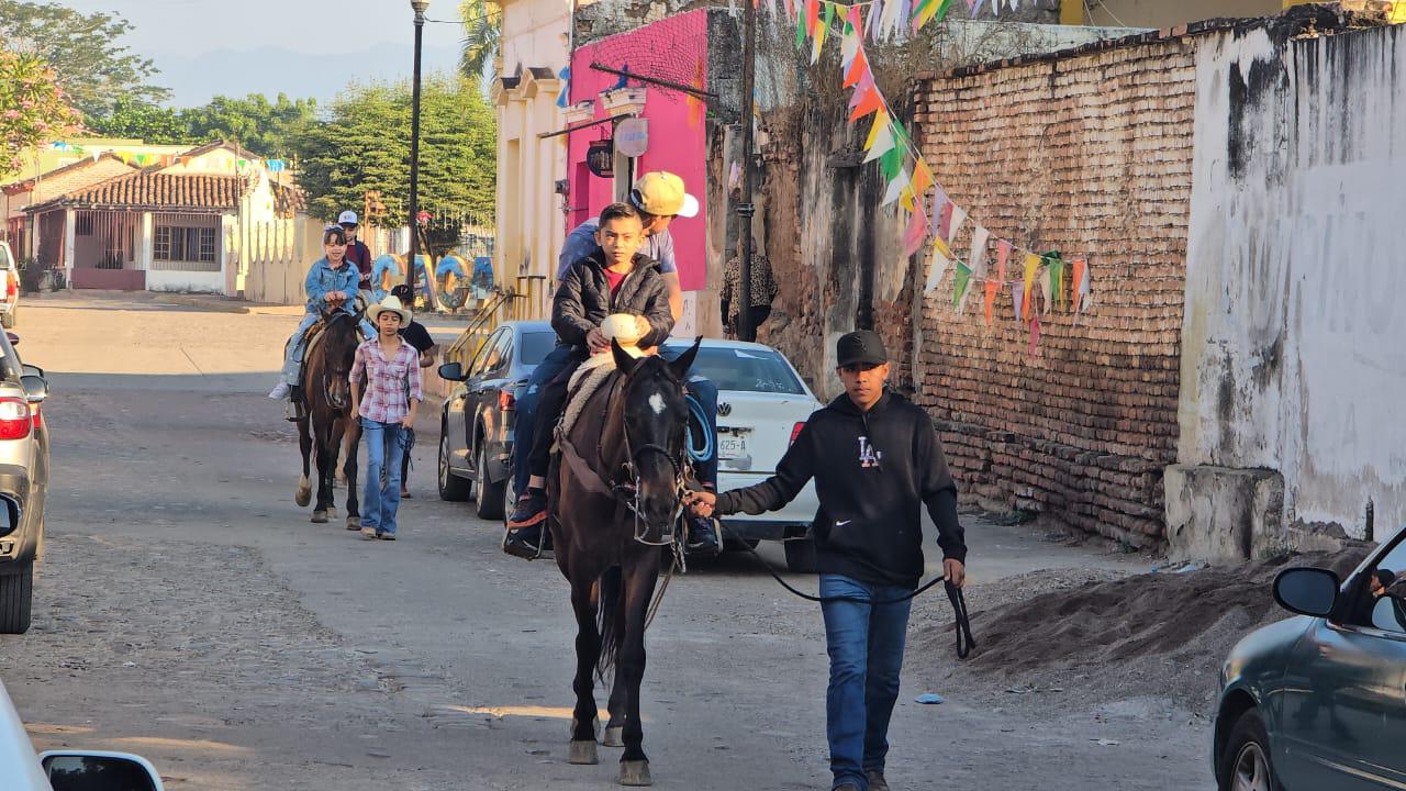 $!Campaña de paseos a caballo para apoyo de escuela charra en Rosario ha tenido respuesta