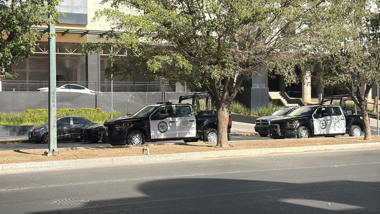 $!Balaceras dejan 3 muertos y una mujer herida en plaza comercial del Tres Ríos, en Culiacán