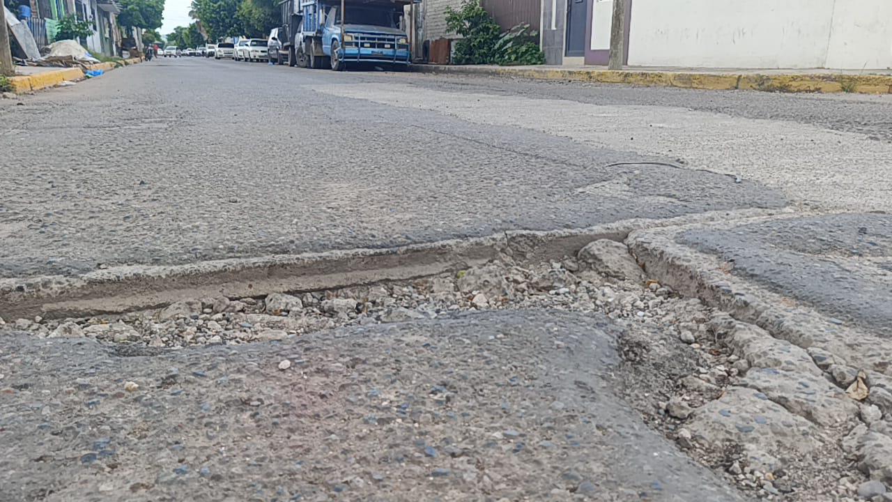 $!Calle occidental en Escuinapa se llena de baches