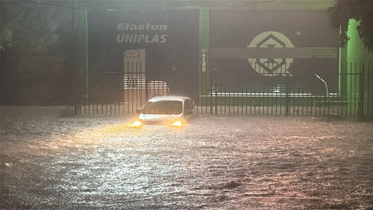 $!Auto queda varado bajo el agua en El Vallado tras lluvia en Culiacán