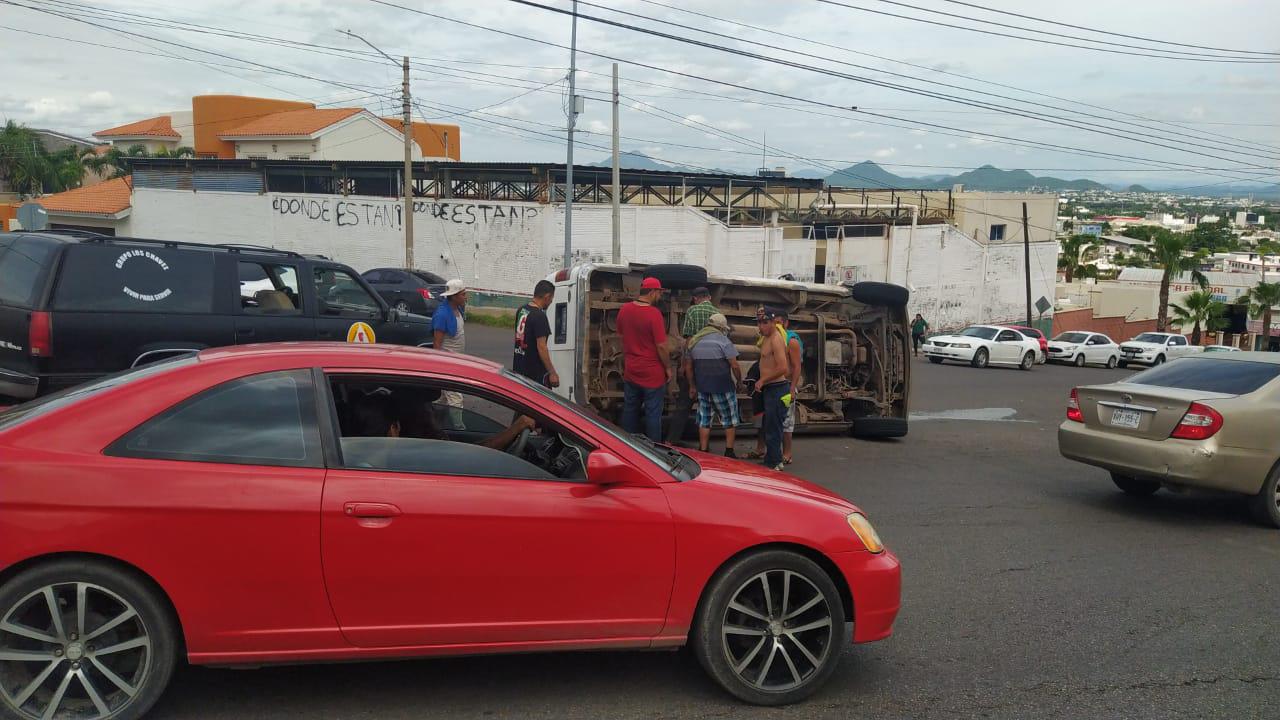 $!Le fallan los frenos a camioneta de anexo y vuelca en Culiacán