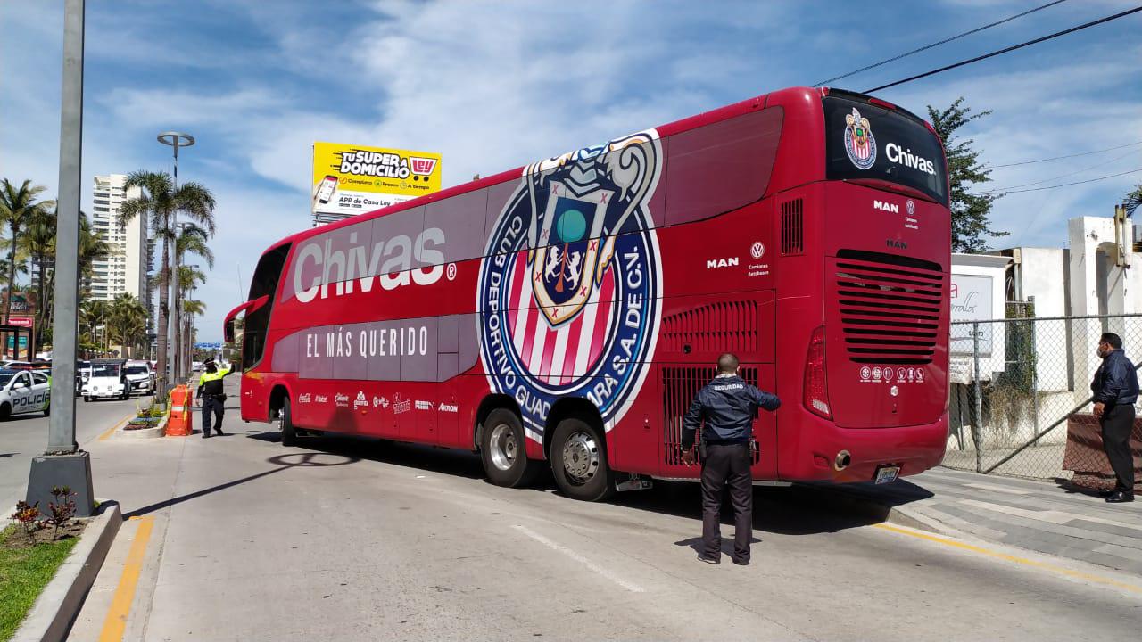 $!El autobús que condujo a Chivas a su hotel de concentración.
