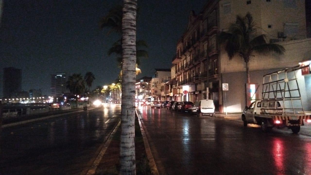 $!Azotan fuertes lluvias y tormenta eléctrica a Mazatlán la noche de este miércoles