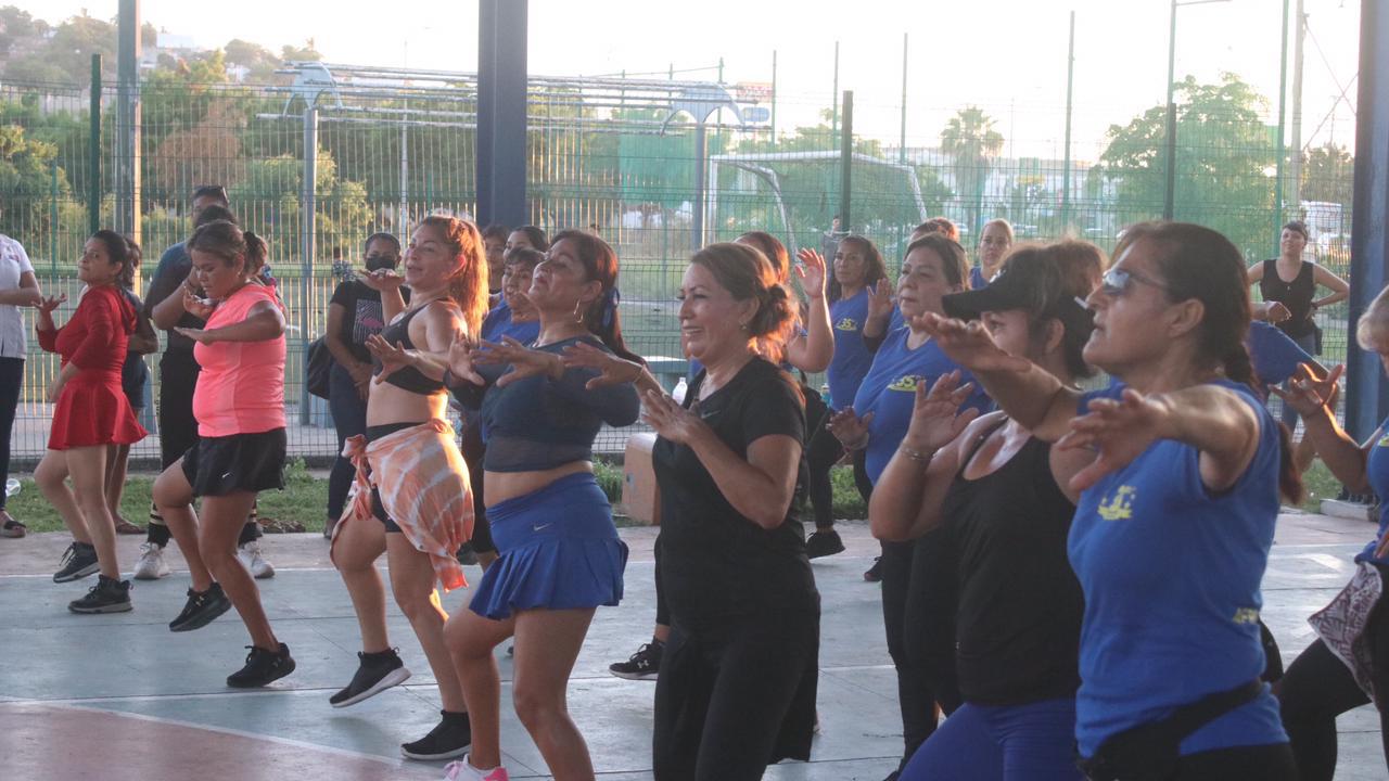 $!‘Apapachan’ a instructora Alma Virgen al cumplir 35 años de poner a bailar a los mazatlecos