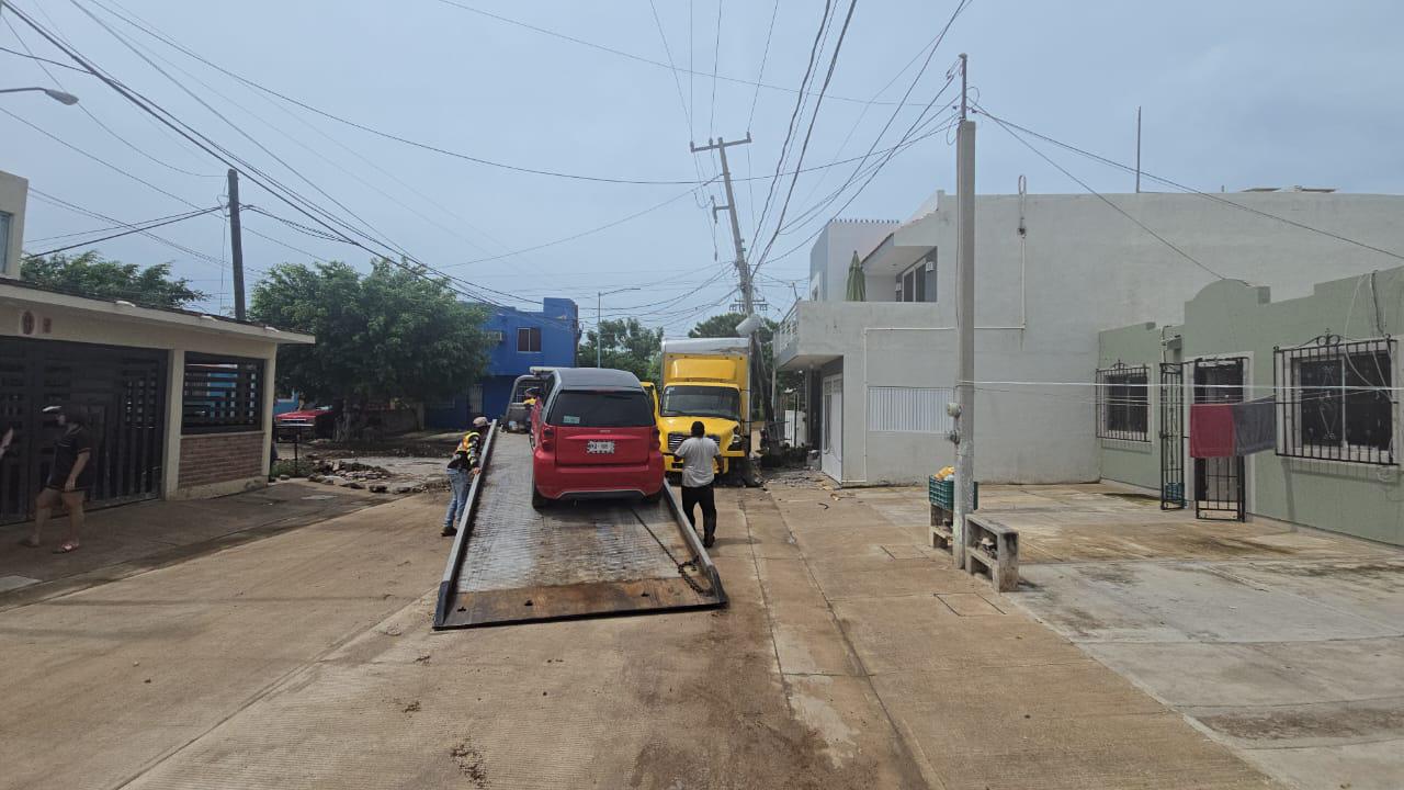 $!Camión choque con poste y vehículos y deja a colonia sin luz en Rosario