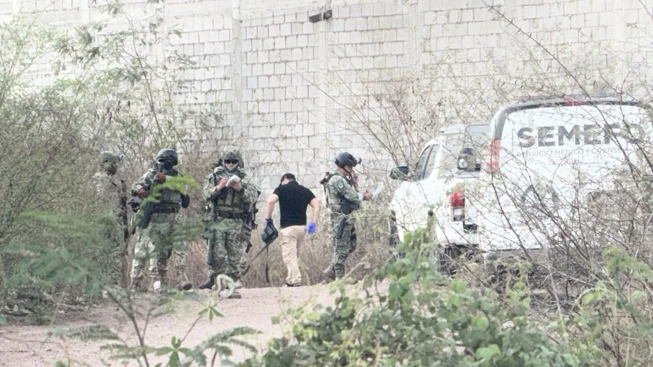 $!Localizan un cuerpo envuelto en cobijas a un lado de un edificio de aceros, al sur de Culiacán