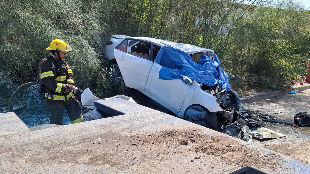 $!Mueren tres en aparatoso choque de un auto contra tráiler en Mazatlán