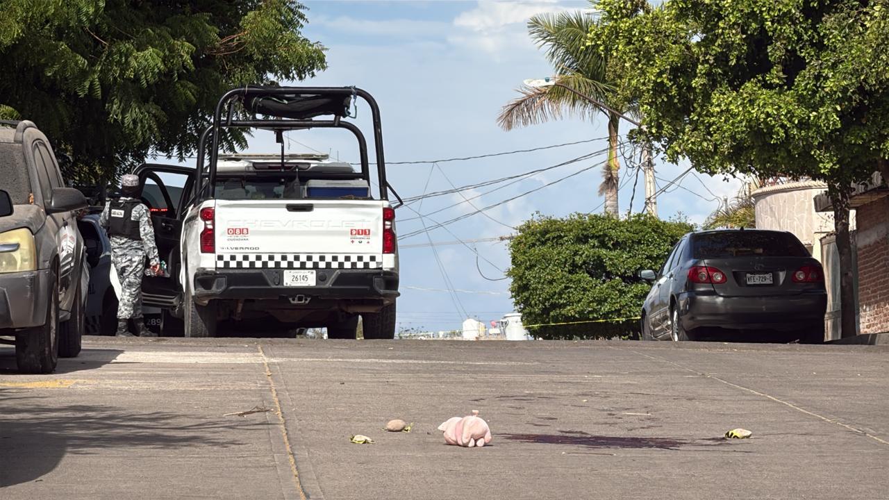 $!Hieren de bala a un hombre en la Rubén Jaramillo, en Culiacán; dejan cerdito de peluche en la escena
