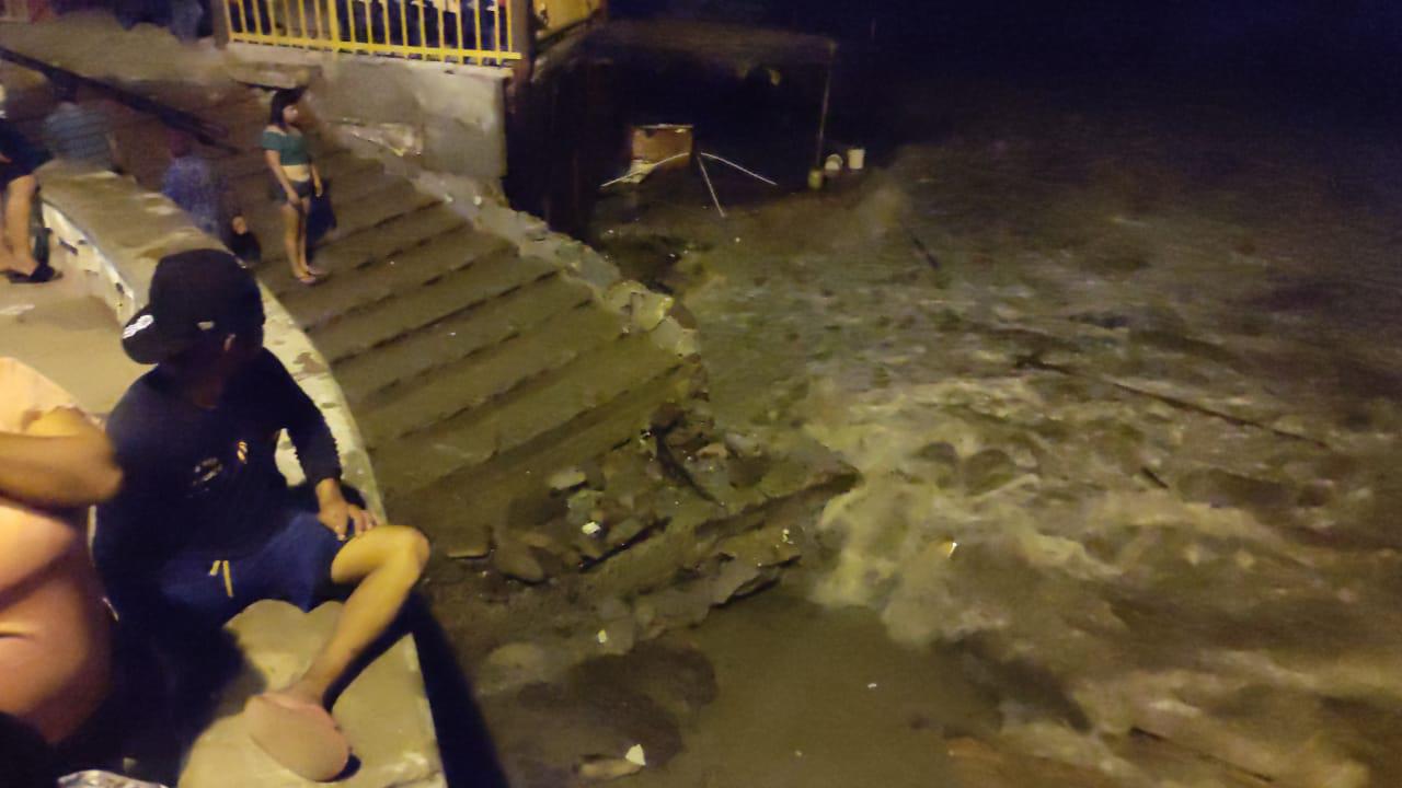 $!Se ‘sale’ el mar en Mazatlán esta tarde de miércoles