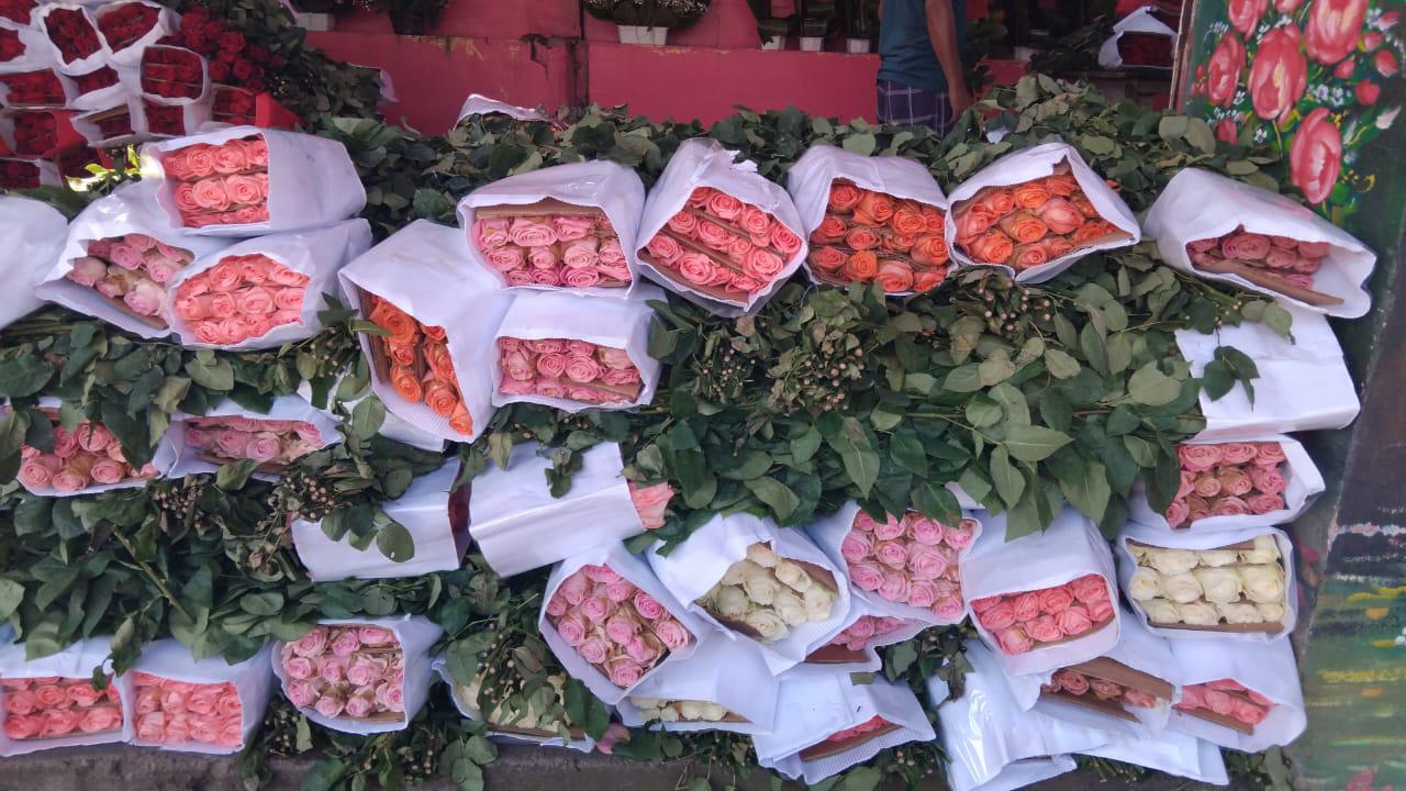 $!Mercado de las Flores en Mazatlán enfrenta retrasos previo al Día de Muertos