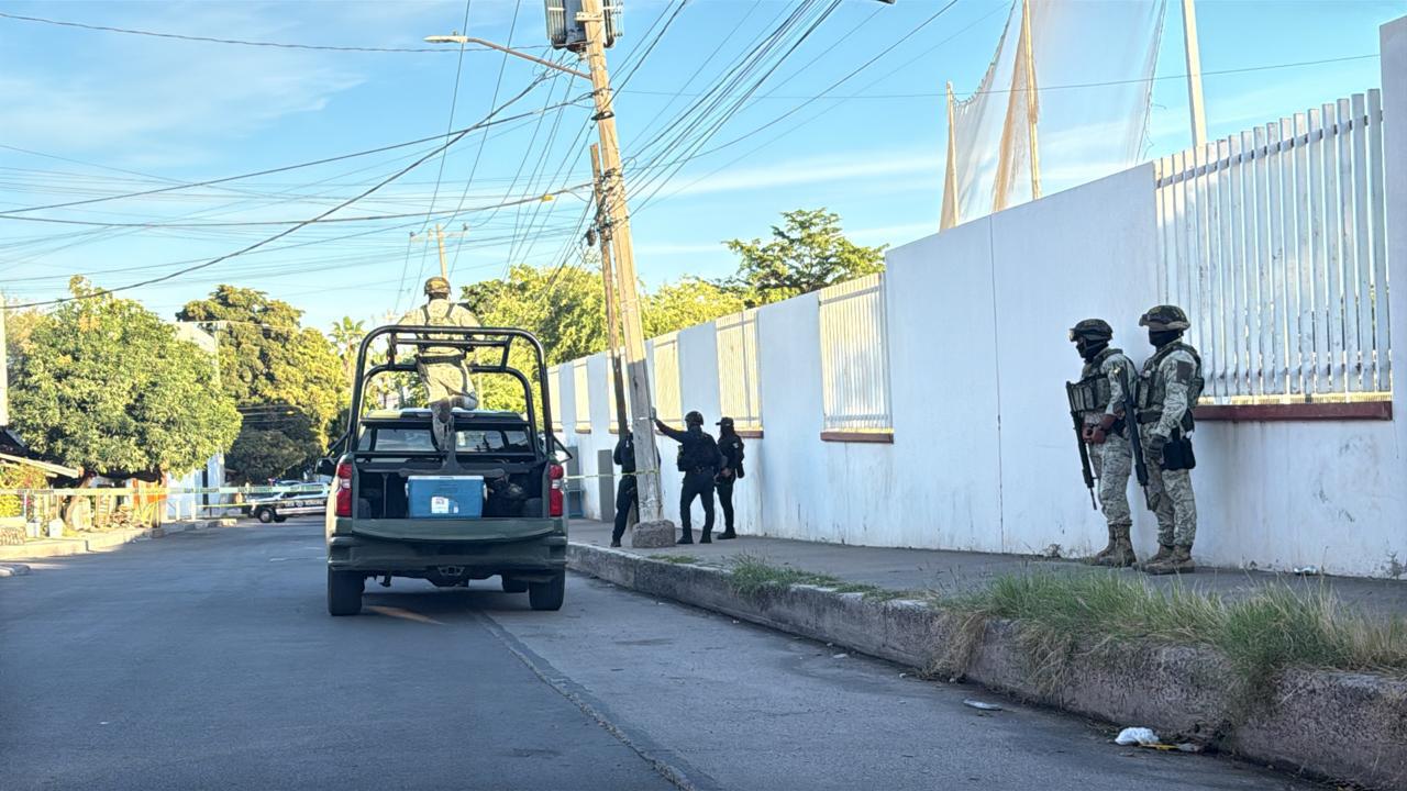 $!Asesinan a balazos a un hombre frente a unas canchas de futbol de la Colonia Sinaloa, en Culiacán