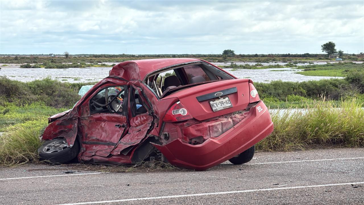 $!Muere mujer luego de chocar contra un camión de pasajeros en la carretera Navolato-Altata