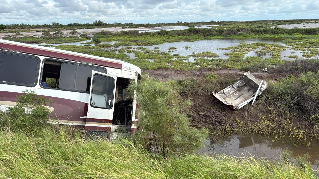 $!Muere mujer luego de chocar contra un camión de pasajeros en la carretera Navolato-Altata