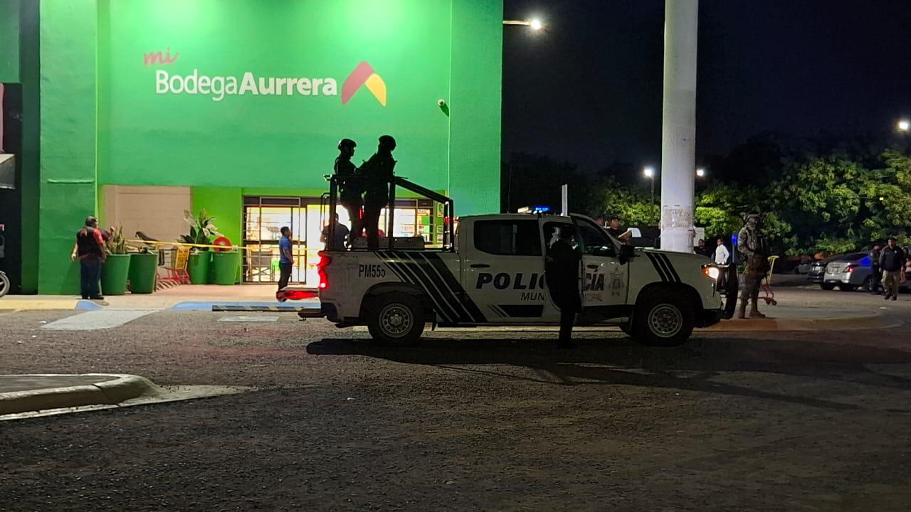 $!Asesinan a balazos a un hombre dentro de una tienda comercial en Pradera Dorada I, en Mazatlán