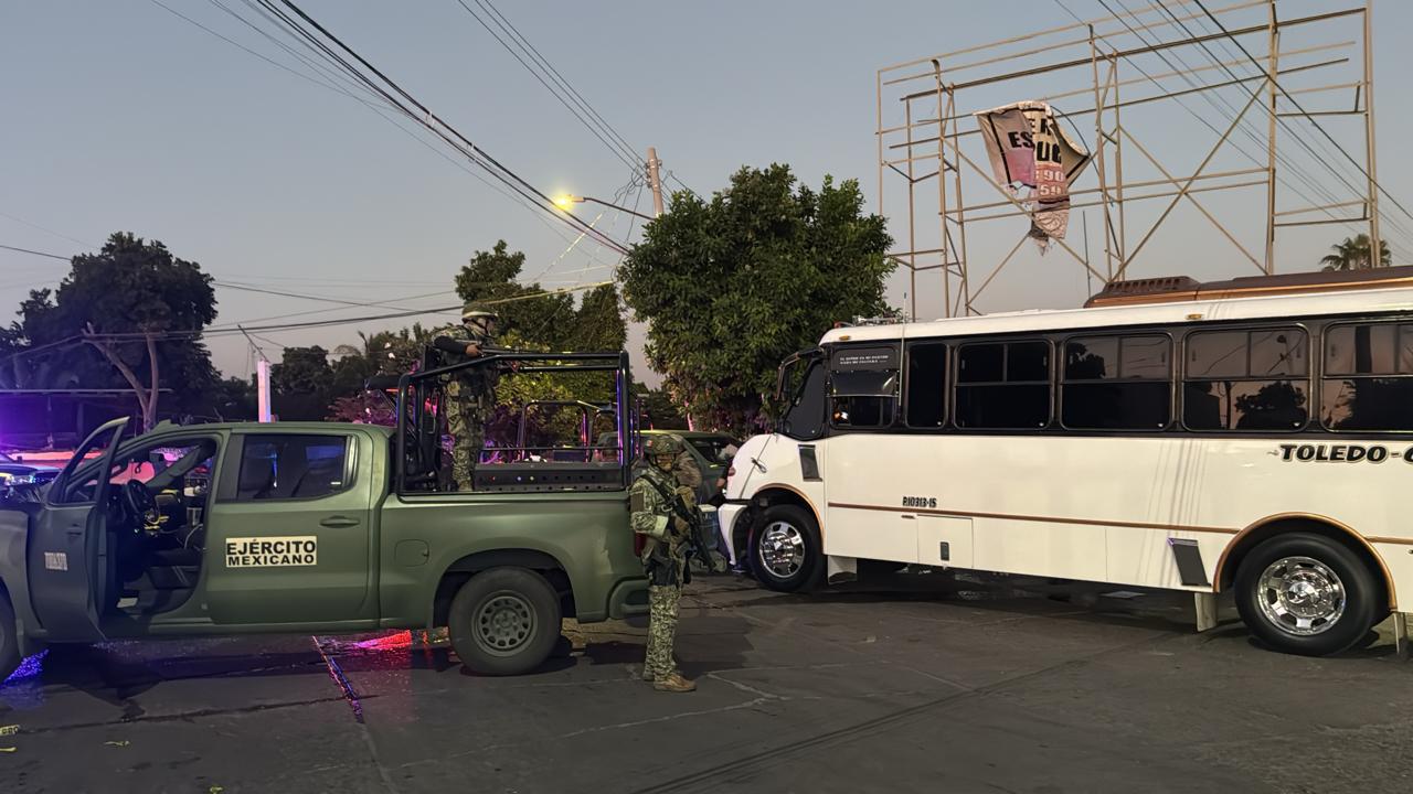 $!Durante persecución en Culiacán, militares capturan a dos civiles, pero chocan contra un camión urbano